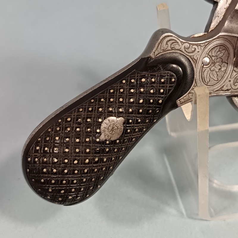TRES BEAU REVOLVER DE CALIBRE 7 mm A BROCHE CATEGORIE D DE TYPE LEFAUCHEUX FABRICATION LIEGE VERS 1860 - 1880
