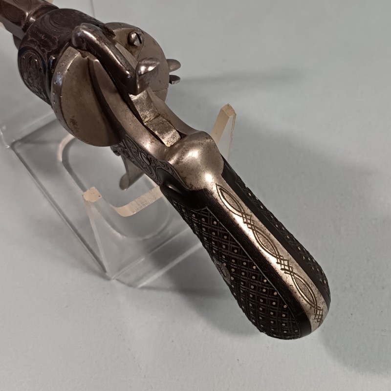 TRES BEAU REVOLVER DE CALIBRE 7 mm A BROCHE CATEGORIE D DE TYPE LEFAUCHEUX FABRICATION LIEGE VERS 1860 - 1880