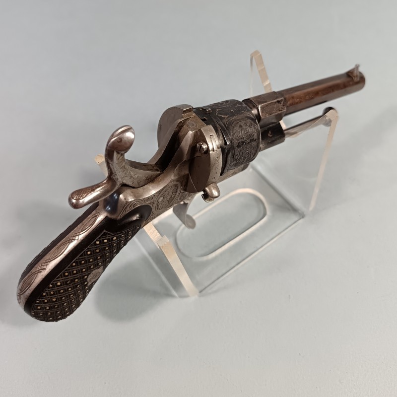 TRES BEAU REVOLVER DE CALIBRE 7 mm A BROCHE CATEGORIE D DE TYPE LEFAUCHEUX FABRICATION LIEGE VERS 1860 - 1880