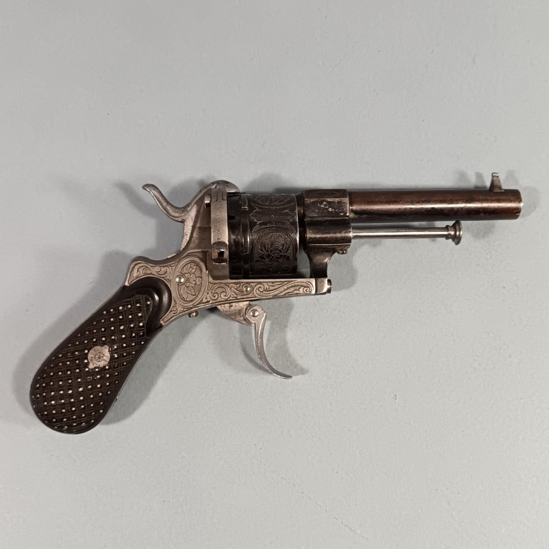 TRES BEAU REVOLVER DE CALIBRE 7 mm A BROCHE CATEGORIE D DE TYPE LEFAUCHEUX FABRICATION LIEGE VERS 1860 - 1880