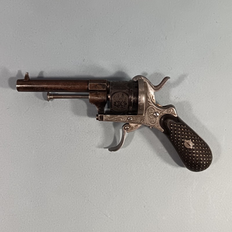TRES BEAU REVOLVER DE CALIBRE 7 mm A BROCHE CATEGORIE D DE TYPE LEFAUCHEUX FABRICATION LIEGE VERS 1860 - 1880