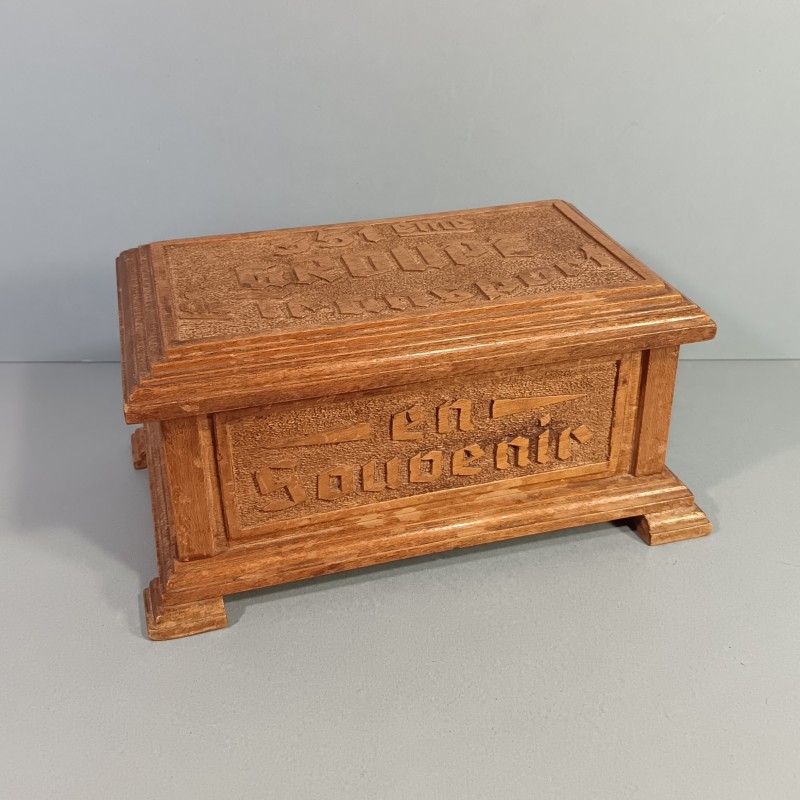 BOITE EN BOIS GRAVEE SOUVENIR MILITAIRE DU 351 ème GROUPE DE TRANSPORT DATEE DE 1947 DIMENSIONS 25 X 14 X 12 cm