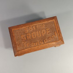 BOITE EN BOIS GRAVEE SOUVENIR MILITAIRE DU 351 ème GROUPE DE TRANSPORT DATEE DE 1947 DIMENSIONS 25 X 14 X 12 cm