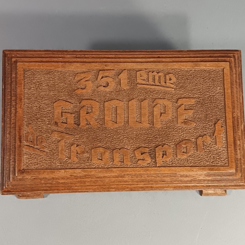 BOITE EN BOIS GRAVEE SOUVENIR MILITAIRE DU 351 ème GROUPE DE TRANSPORT DATEE DE 1947 DIMENSIONS 25 X 14 X 12 cm