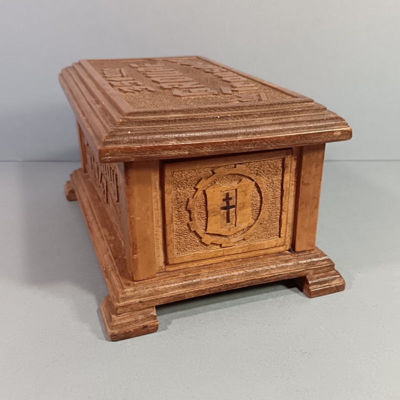 BOITE EN BOIS GRAVEE SOUVENIR MILITAIRE DU 351 ème GROUPE DE TRANSPORT DATEE DE 1947 DIMENSIONS 25 X 14 X 12 cm