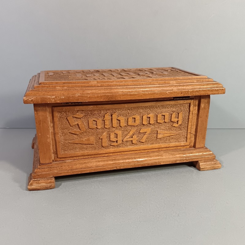 BOITE EN BOIS GRAVEE SOUVENIR MILITAIRE DU 351 ème GROUPE DE TRANSPORT DATEE DE 1947 DIMENSIONS 25 X 14 X 12 cm