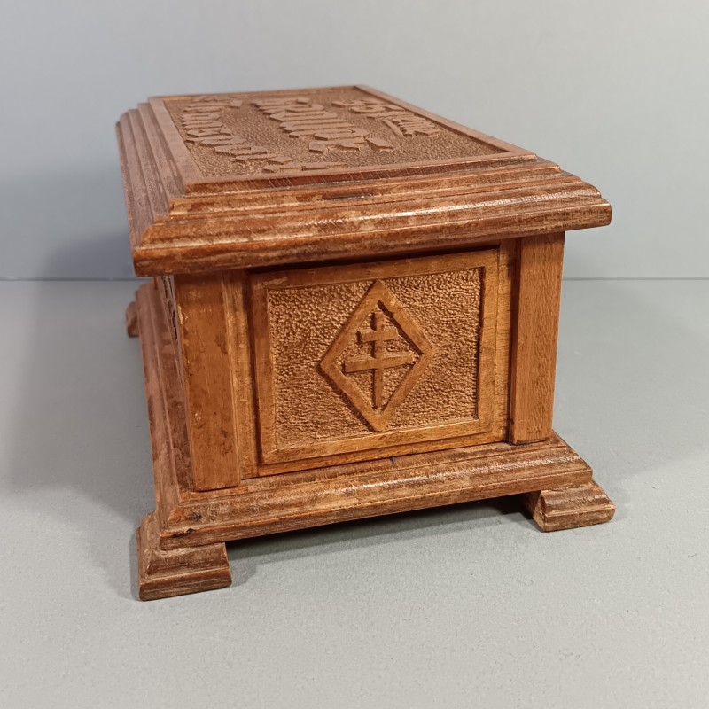 BOITE EN BOIS GRAVEE SOUVENIR MILITAIRE DU 351 ème GROUPE DE TRANSPORT DATEE DE 1947 DIMENSIONS 25 X 14 X 12 cm