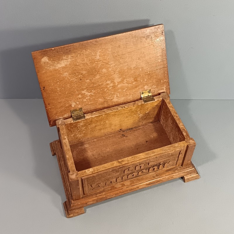 BOITE EN BOIS GRAVEE SOUVENIR MILITAIRE DU 351 ème GROUPE DE TRANSPORT DATEE DE 1947 DIMENSIONS 25 X 14 X 12 cm