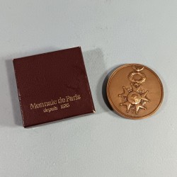 MEDAILLE DE LA SOCIETE D'ENTRAIDE DE L'ORDRE DE LA LEGION D'HONNEUR FABRICATION DE LA MONNAIE DE PARIS 1989 DIAMETRE 5 cm