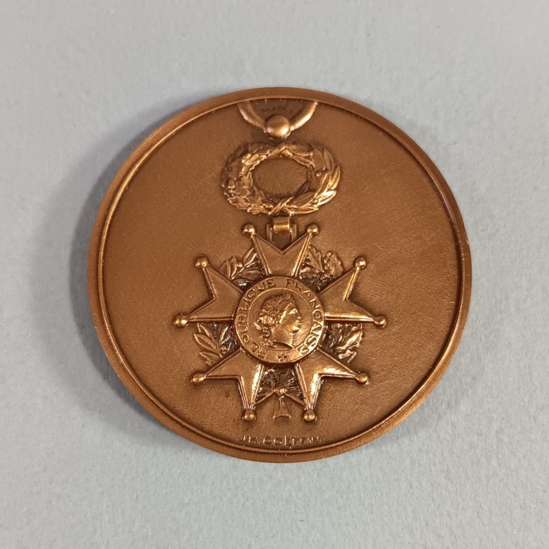 MEDAILLE DE LA SOCIETE D'ENTRAIDE DE L'ORDRE DE LA LEGION D'HONNEUR FABRICATION DE LA MONNAIE DE PARIS 1989 DIAMETRE 5 cm