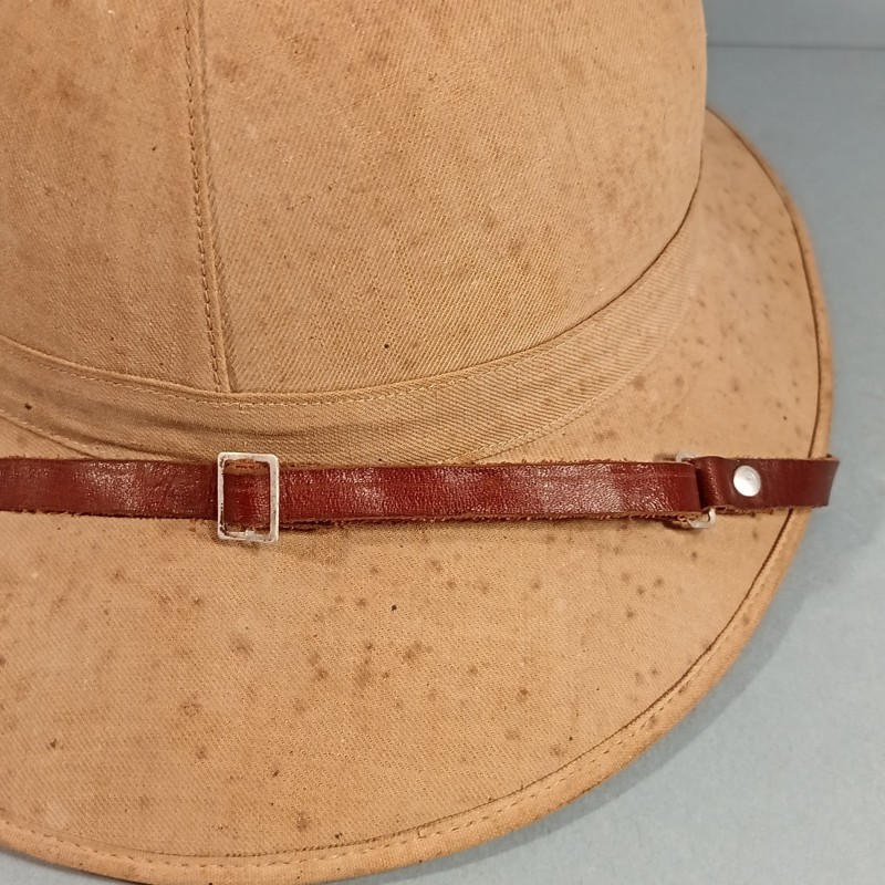 CASQUE COLONIAL EN TOILE BEIGE ET LIEGE FABRICATION REGLEMENTAIRE MILITAIRE 1930-1950