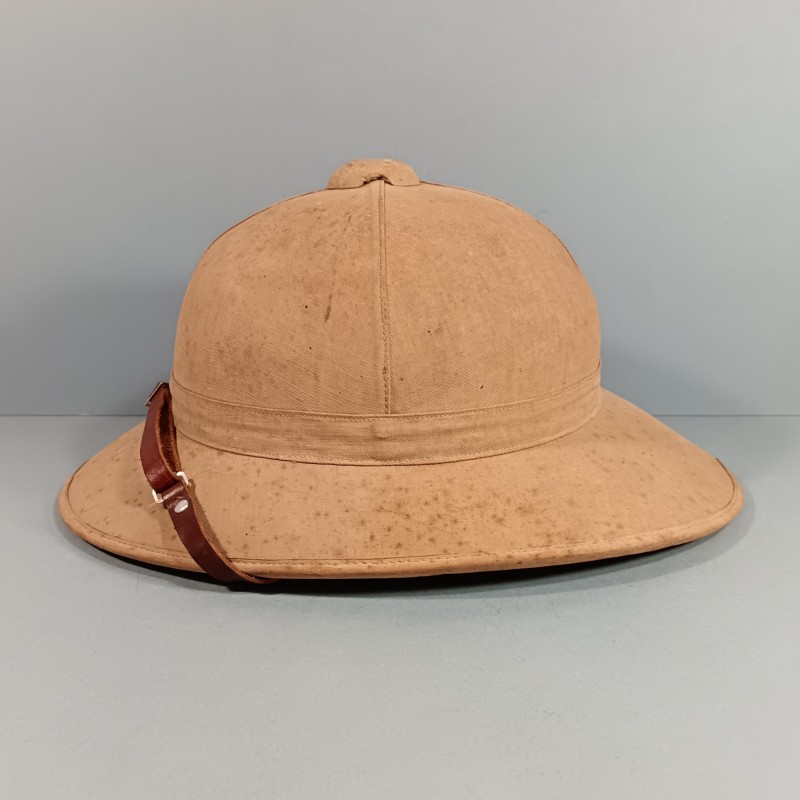 CASQUE COLONIAL EN TOILE BEIGE ET LIEGE FABRICATION REGLEMENTAIRE MILITAIRE 1930-1950