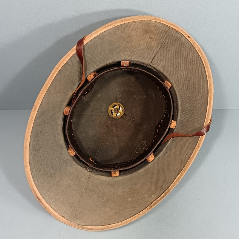 CASQUE COLONIAL EN TOILE BEIGE ET LIEGE FABRICATION REGLEMENTAIRE MILITAIRE 1930-1950