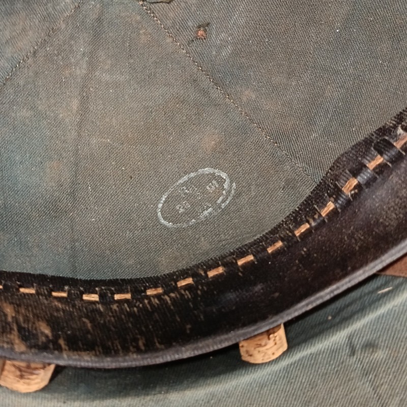 CASQUE COLONIAL EN TOILE BEIGE ET LIEGE FABRICATION REGLEMENTAIRE MILITAIRE 1930-1950