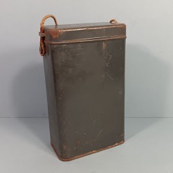 BOITE BLEU HORIZON DE TRANSPORT DE MASQUE A GAZ TYPE M2 GUERRE 1914 1918 EN TOLE PEINTE AVEC SON CORDON D'ORIGINE