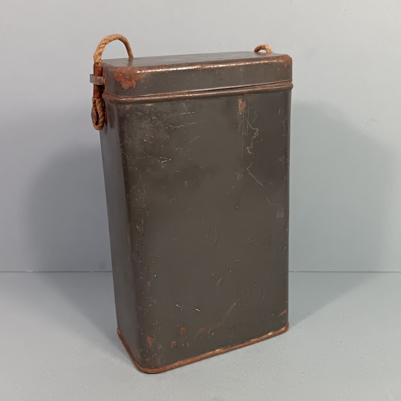 BOITE BLEU HORIZON DE TRANSPORT DE MASQUE A GAZ TYPE M2 GUERRE 1914 1918 EN TOLE PEINTE AVEC SON CORDON D'ORIGINE