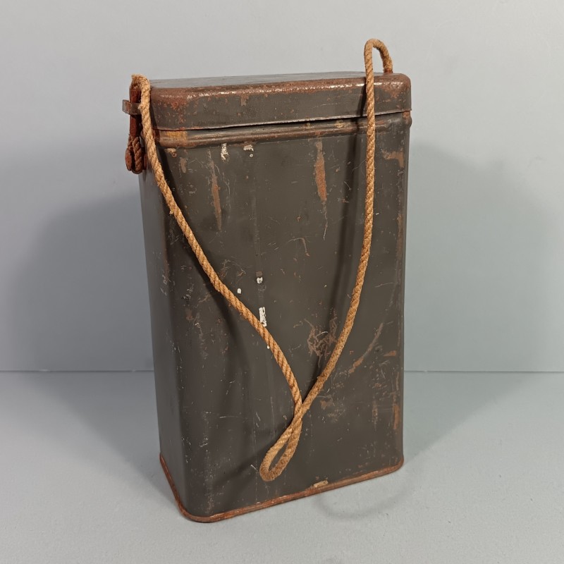 BOITE BLEU HORIZON DE TRANSPORT DE MASQUE A GAZ TYPE M2 GUERRE 1914 1918 EN TOLE PEINTE AVEC SON CORDON D'ORIGINE