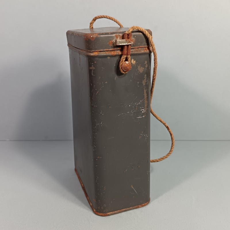 BOITE BLEU HORIZON DE TRANSPORT DE MASQUE A GAZ TYPE M2 GUERRE 1914 1918 EN TOLE PEINTE AVEC SON CORDON D'ORIGINE