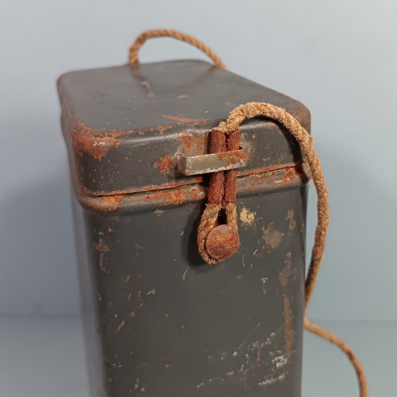 BOITE BLEU HORIZON DE TRANSPORT DE MASQUE A GAZ TYPE M2 GUERRE 1914 1918 EN TOLE PEINTE AVEC SON CORDON D'ORIGINE