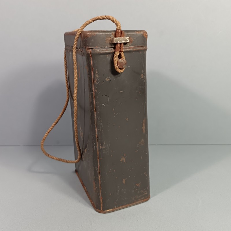 BOITE BLEU HORIZON DE TRANSPORT DE MASQUE A GAZ TYPE M2 GUERRE 1914 1918 EN TOLE PEINTE AVEC SON CORDON D'ORIGINE