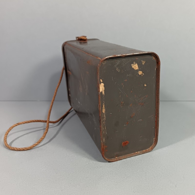 BOITE BLEU HORIZON DE TRANSPORT DE MASQUE A GAZ TYPE M2 GUERRE 1914 1918 EN TOLE PEINTE AVEC SON CORDON D'ORIGINE