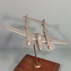 MAQUETTE DE BUREAU EN ALUMINIUM AVION LOCKHEED P-38 P38 LIGHTNING USAAF SOUVENIR AVIATION PILOTE WW2 ST EXUPERY