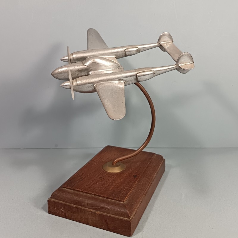 MAQUETTE DE BUREAU EN ALUMINIUM AVION LOCKHEED P-38 P38 LIGHTNING USAAF SOUVENIR AVIATION PILOTE WW2 ST EXUPERY