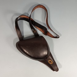 ETUI D'OFFICIER EN CUIR MARRON AVEC SA BRETELLE POUR REVOLVER D'ORDONNANCE ST ETIENNE MODELE 1892 ETUI " JAMBON "