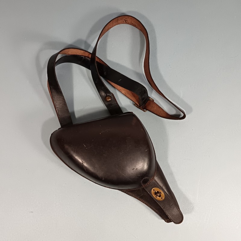 ETUI D'OFFICIER EN CUIR MARRON AVEC SA BRETELLE POUR REVOLVER D'ORDONNANCE ST ETIENNE MODELE 1892 ETUI " JAMBON "