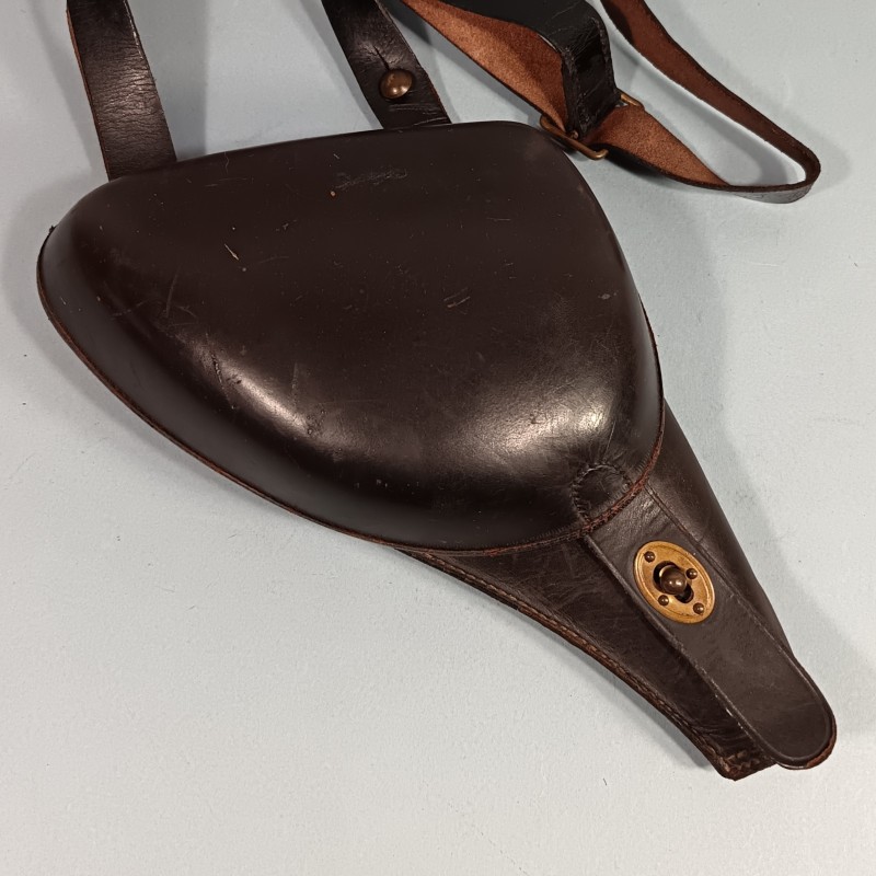 ETUI D'OFFICIER EN CUIR MARRON AVEC SA BRETELLE POUR REVOLVER D'ORDONNANCE ST ETIENNE MODELE 1892 ETUI " JAMBON "