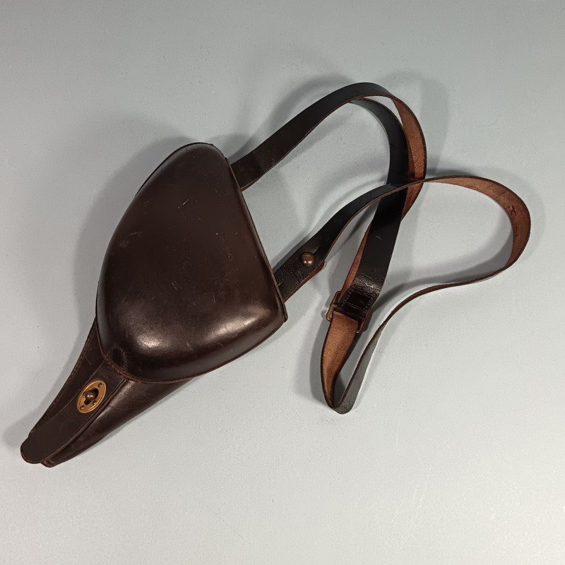 ETUI D'OFFICIER EN CUIR MARRON AVEC SA BRETELLE POUR REVOLVER D'ORDONNANCE ST ETIENNE MODELE 1892 ETUI " JAMBON "