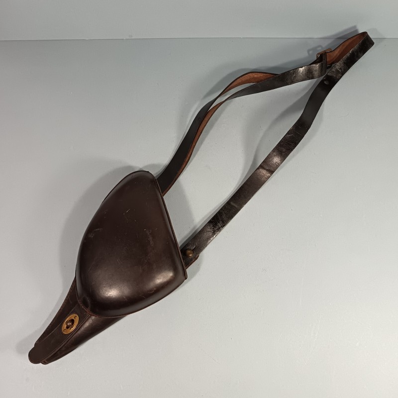 ETUI D'OFFICIER EN CUIR MARRON AVEC SA BRETELLE POUR REVOLVER D'ORDONNANCE ST ETIENNE MODELE 1892 ETUI " JAMBON "