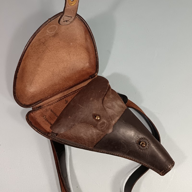 ETUI D'OFFICIER EN CUIR MARRON AVEC SA BRETELLE POUR REVOLVER D'ORDONNANCE ST ETIENNE MODELE 1892 ETUI " JAMBON "