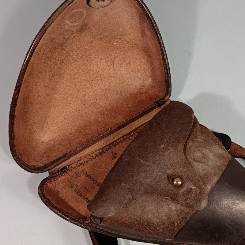 ETUI D'OFFICIER EN CUIR MARRON AVEC SA BRETELLE POUR REVOLVER D'ORDONNANCE ST ETIENNE MODELE 1892 ETUI " JAMBON "