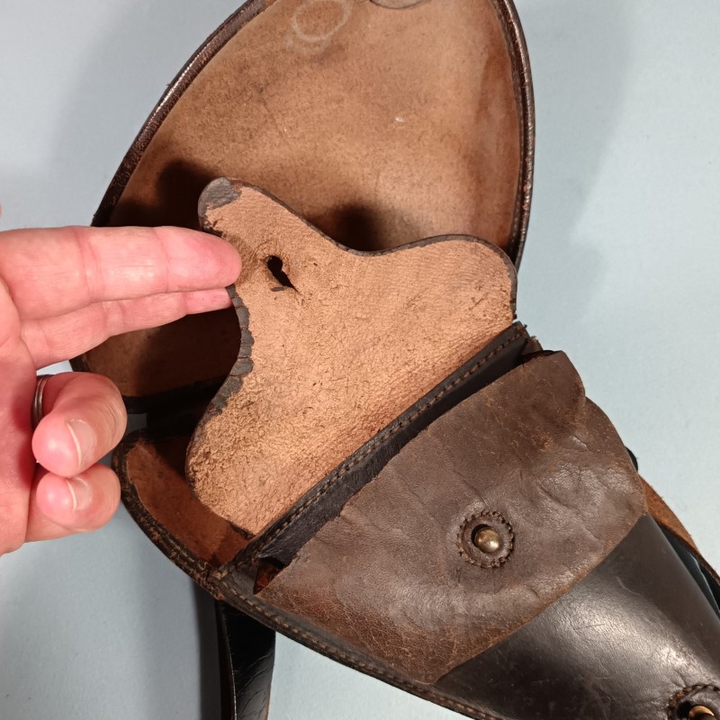 ETUI D'OFFICIER EN CUIR MARRON AVEC SA BRETELLE POUR REVOLVER D'ORDONNANCE ST ETIENNE MODELE 1892 ETUI " JAMBON "