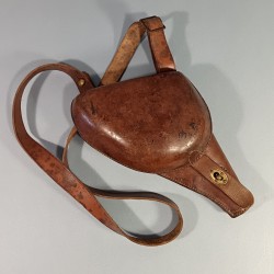 ETUI D'OFFICIER EN CUIR MARRON FAUVE AVEC SA BRETELLE POUR REVOLVER D'ORDONNANCE ST ETIENNE MODELE 1873 ET 1874 " ETUI JAMBON "