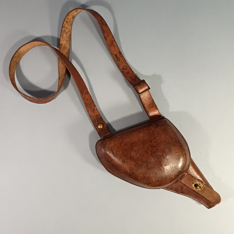 ETUI D'OFFICIER EN CUIR MARRON FAUVE AVEC SA BRETELLE POUR REVOLVER D'ORDONNANCE ST ETIENNE MODELE 1873 ET 1874 " ETUI JAMBON "