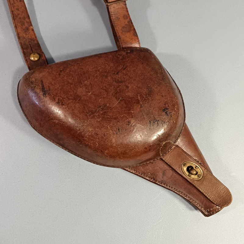 ETUI D'OFFICIER EN CUIR MARRON FAUVE AVEC SA BRETELLE POUR REVOLVER D'ORDONNANCE ST ETIENNE MODELE 1873 ET 1874 " ETUI JAMBON "