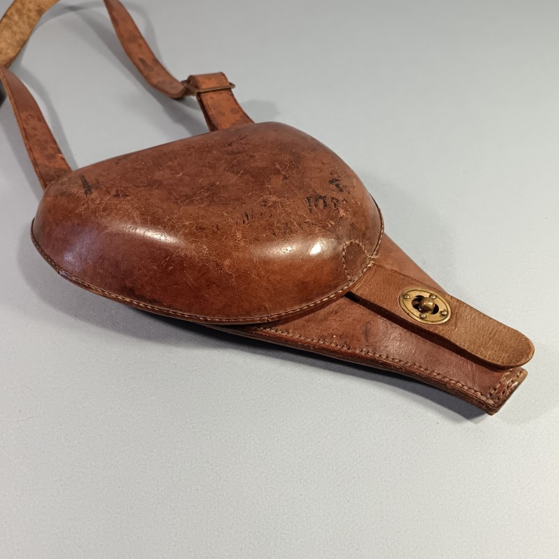 ETUI D'OFFICIER EN CUIR MARRON FAUVE AVEC SA BRETELLE POUR REVOLVER D'ORDONNANCE ST ETIENNE MODELE 1873 ET 1874 " ETUI JAMBON "