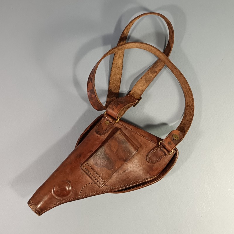 ETUI D'OFFICIER EN CUIR MARRON FAUVE AVEC SA BRETELLE POUR REVOLVER D'ORDONNANCE ST ETIENNE MODELE 1873 ET 1874 " ETUI JAMBON "