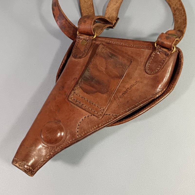 ETUI D'OFFICIER EN CUIR MARRON FAUVE AVEC SA BRETELLE POUR REVOLVER D'ORDONNANCE ST ETIENNE MODELE 1873 ET 1874 " ETUI JAMBON "