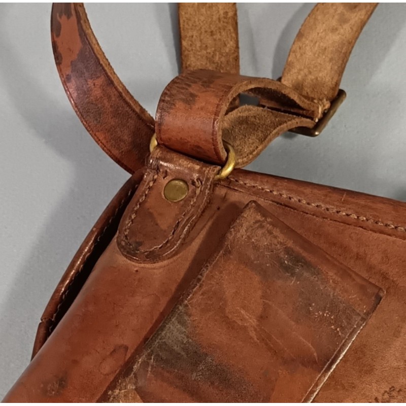 ETUI D'OFFICIER EN CUIR MARRON FAUVE AVEC SA BRETELLE POUR REVOLVER D'ORDONNANCE ST ETIENNE MODELE 1873 ET 1874 " ETUI JAMBON "