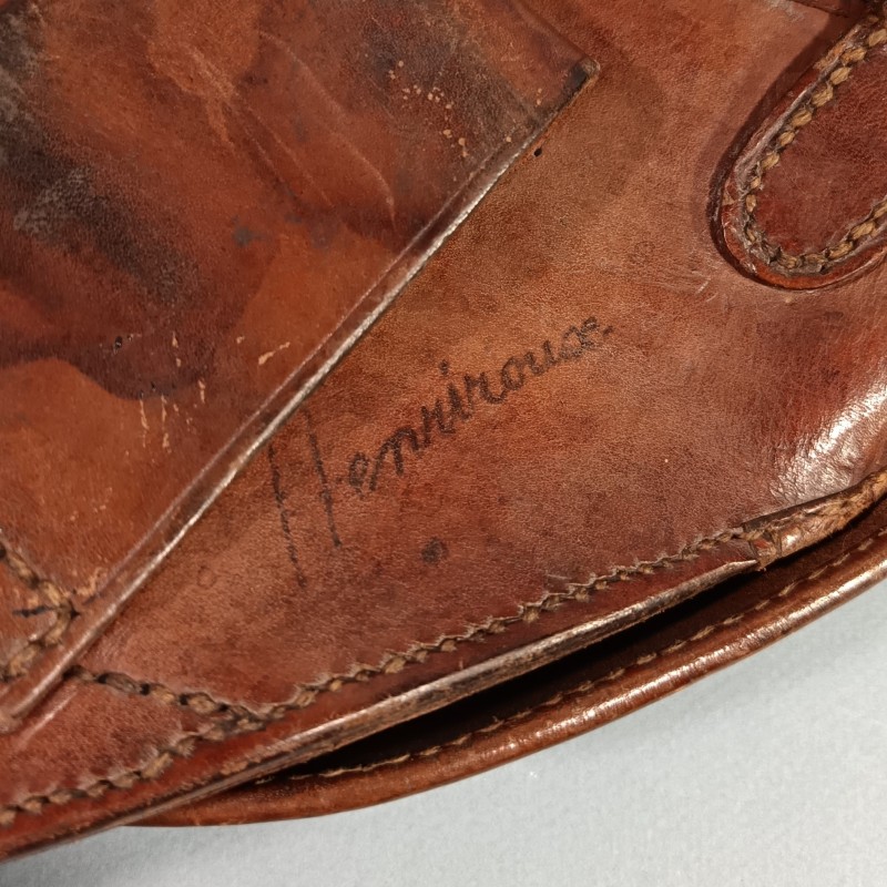 ETUI D'OFFICIER EN CUIR MARRON FAUVE AVEC SA BRETELLE POUR REVOLVER D'ORDONNANCE ST ETIENNE MODELE 1873 ET 1874 " ETUI JAMBON "