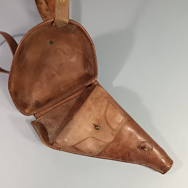 ETUI D'OFFICIER EN CUIR MARRON FAUVE AVEC SA BRETELLE POUR REVOLVER D'ORDONNANCE ST ETIENNE MODELE 1873 ET 1874 " ETUI JAMBON "