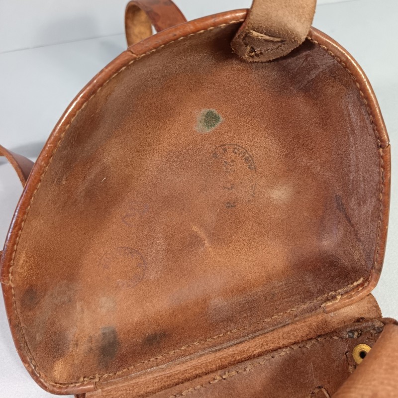 ETUI D'OFFICIER EN CUIR MARRON FAUVE AVEC SA BRETELLE POUR REVOLVER D'ORDONNANCE ST ETIENNE MODELE 1873 ET 1874 " ETUI JAMBON "