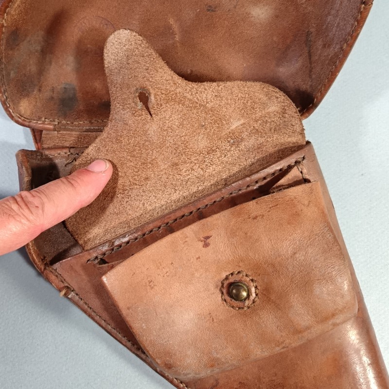 ETUI D'OFFICIER EN CUIR MARRON FAUVE AVEC SA BRETELLE POUR REVOLVER D'ORDONNANCE ST ETIENNE MODELE 1873 ET 1874 " ETUI JAMBON "