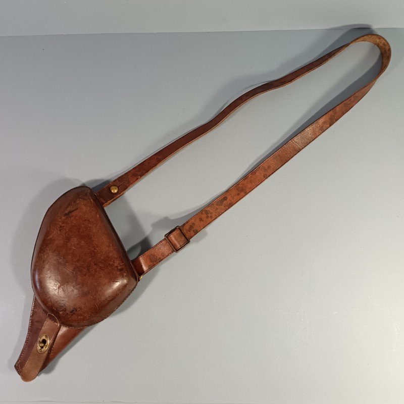 ETUI D'OFFICIER EN CUIR MARRON FAUVE AVEC SA BRETELLE POUR REVOLVER D'ORDONNANCE ST ETIENNE MODELE 1873 ET 1874 " ETUI JAMBON "