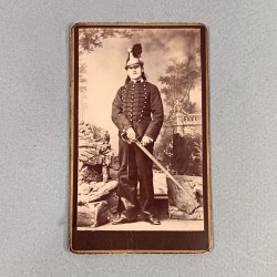 PHOTO CDV D'UN CAVALIER D'UN REGIMENT DE DRAGONS AVEC CASQUE ET SON SABRE VERS 1900 TROISIEME REPUBLIQUE