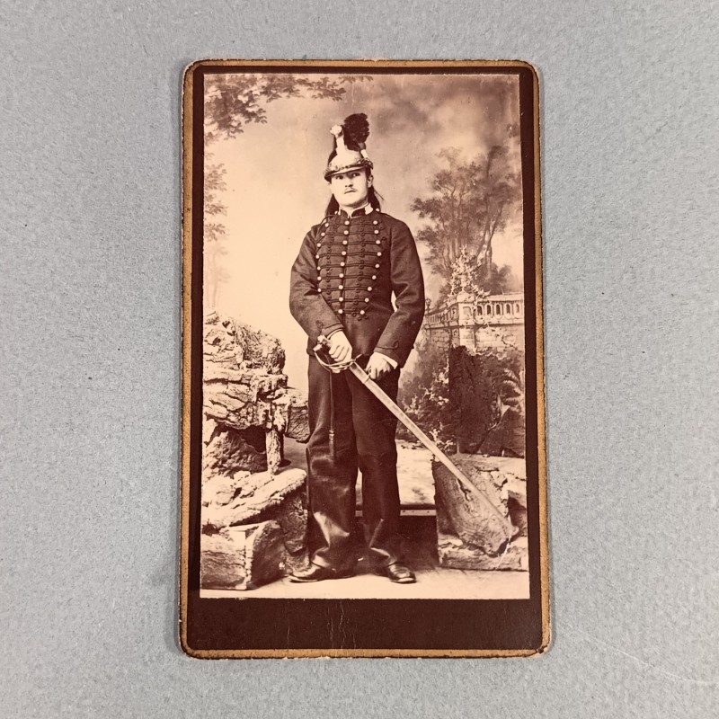 PHOTO CDV D'UN CAVALIER D'UN REGIMENT DE DRAGONS AVEC CASQUE ET SON SABRE VERS 1900 TROISIEME REPUBLIQUE