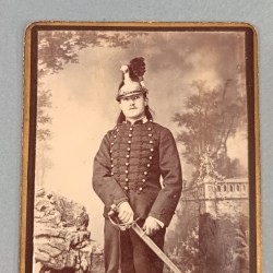 PHOTO CDV D'UN CAVALIER D'UN REGIMENT DE DRAGONS AVEC CASQUE ET SON SABRE VERS 1900 TROISIEME REPUBLIQUE